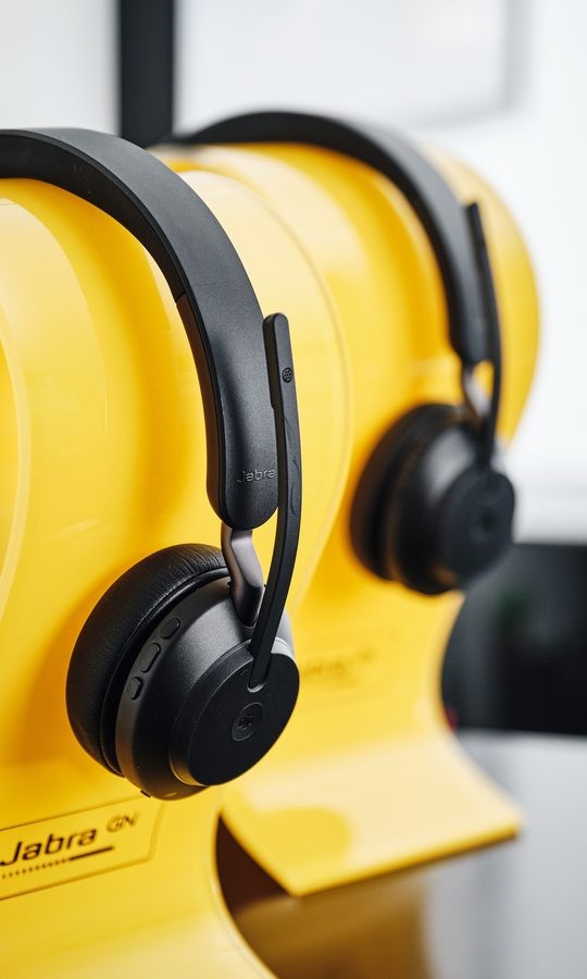 Headsets på et skrivebord