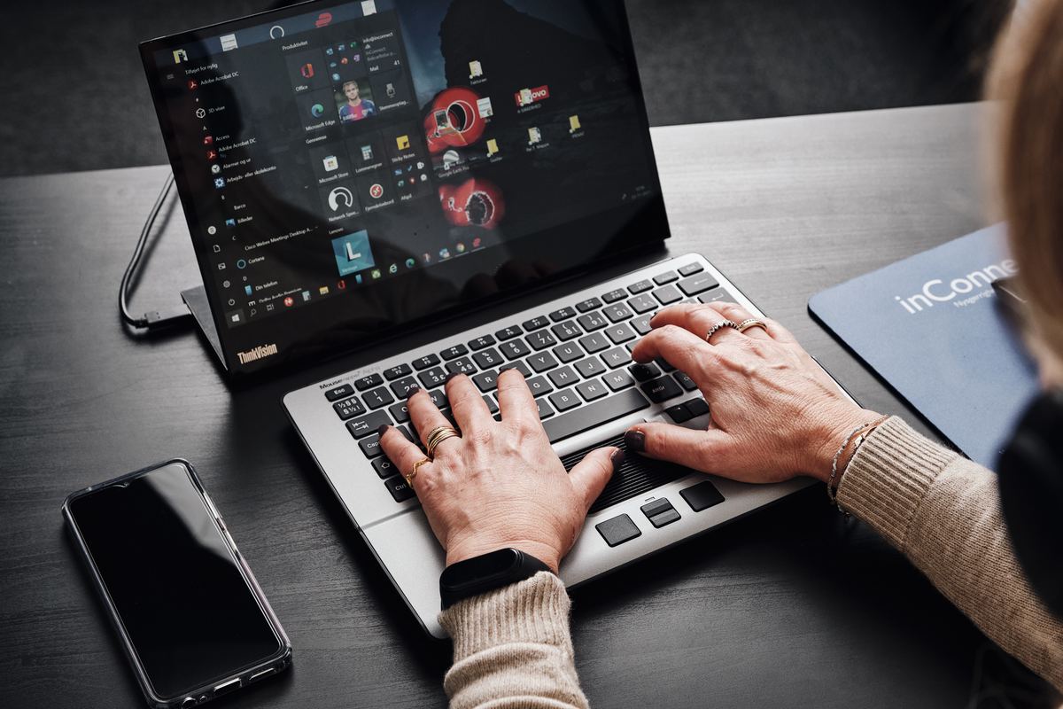 Arbejde ved en bærbar computer